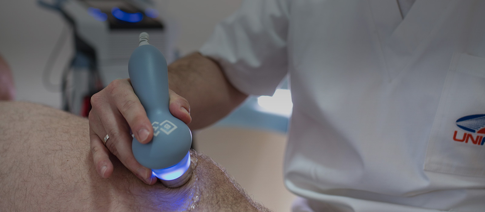 Terapeut sprovodi terapiju laserom u ambulanti UniFizio